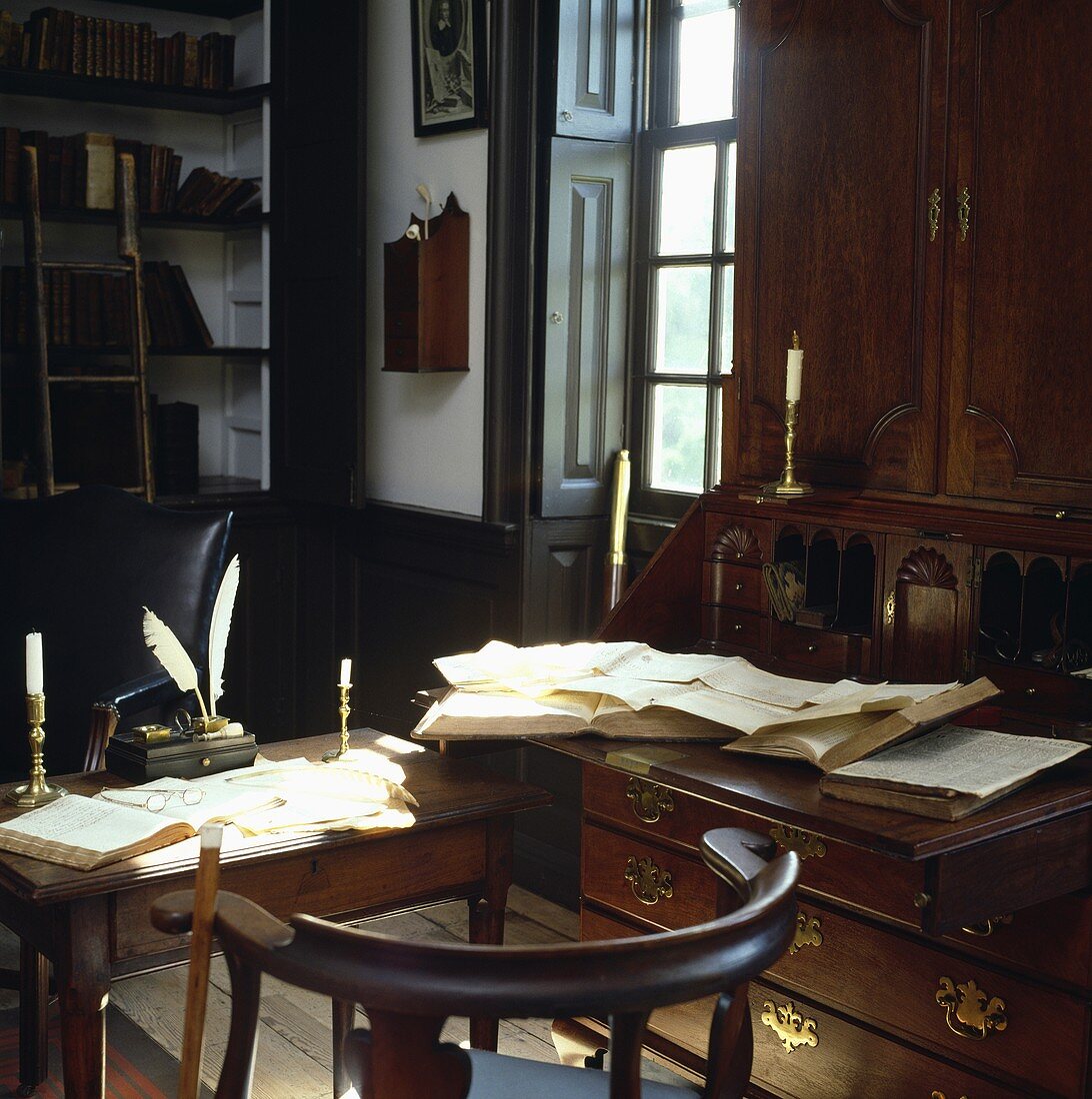 Antikes Büro mit Schreibtisch und Federkielen