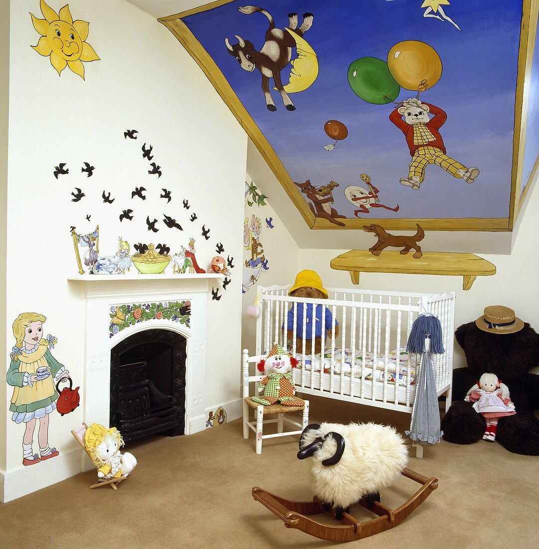 Kinderzimmer im Dachgeschoss mit Kinderbett und Schaukel-Schaf