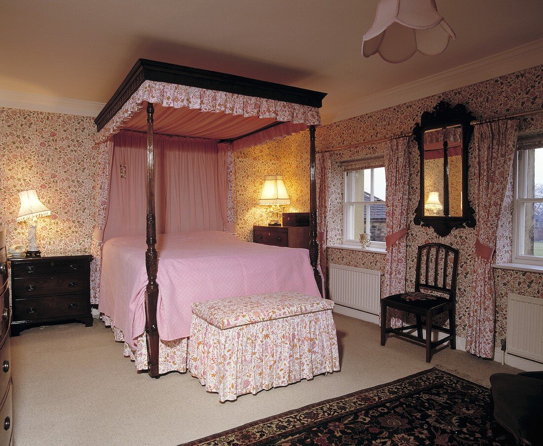 Grosses Schlafzimmer mit Himmelbett und Tapete mit Blumenmuster