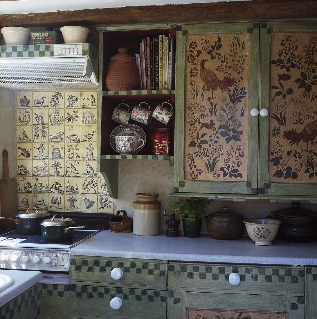 Alte Küchenschränke mit Blumen und Vogelmotiven auf Schrankfront