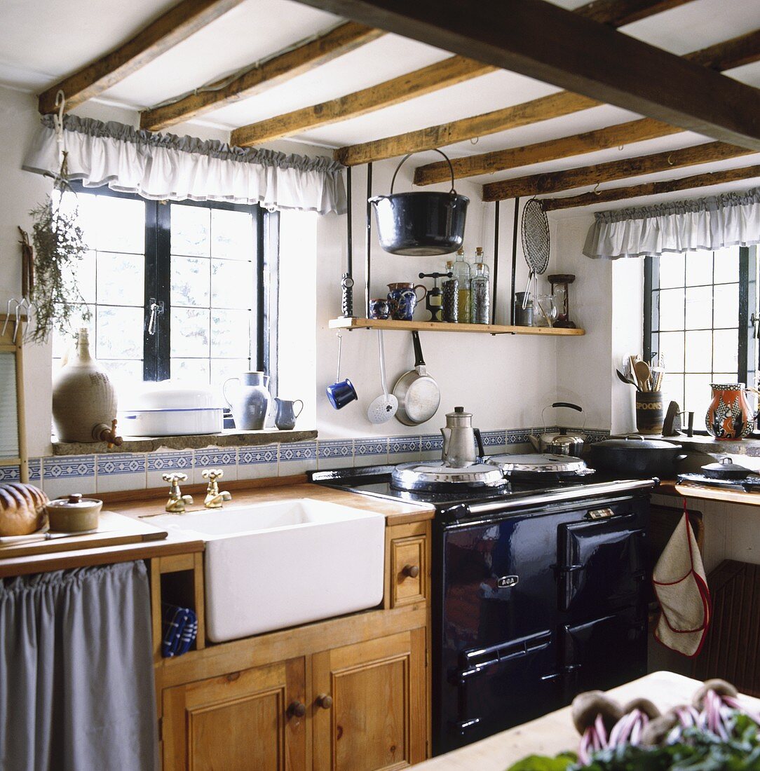 Alte rustikale Landhausküche mit schwarzem Küchenofen