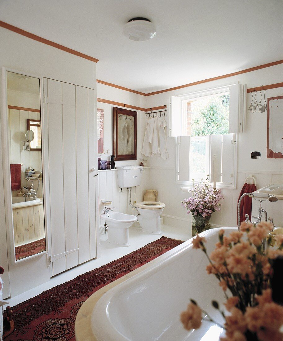 Traditionelles weißes Badezimmer mit innenseitigen Fensterläden