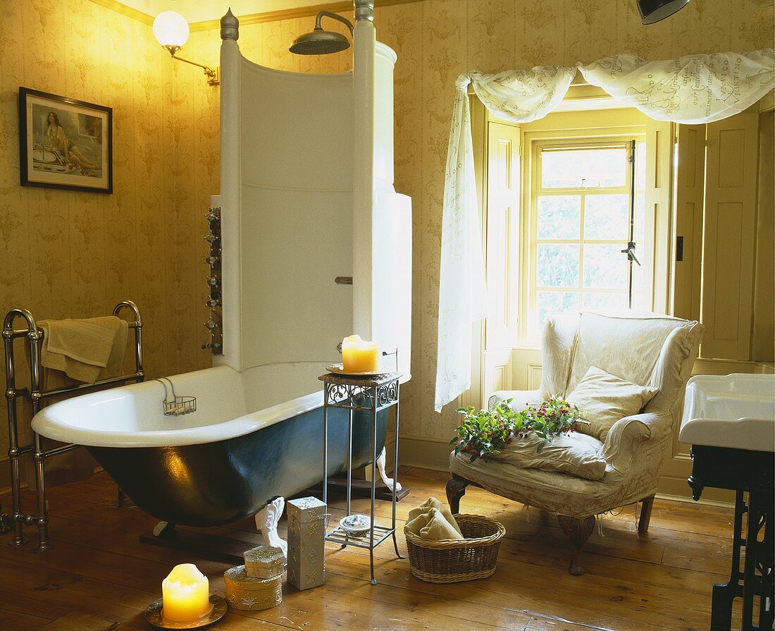 Gelb getöntes Badezimmer mit Sessel neben freistehender Badewanne im Vintagelook