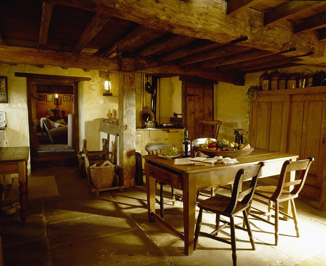 Altes Bauernhaus mit Holzbalkendecke und Essplatz mit Küche