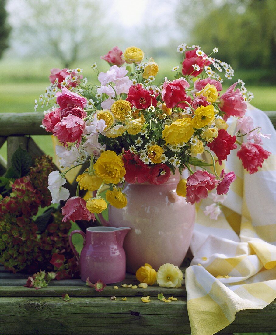 Stillleben mit Frühlingsblumenstrauss in rosa Vase