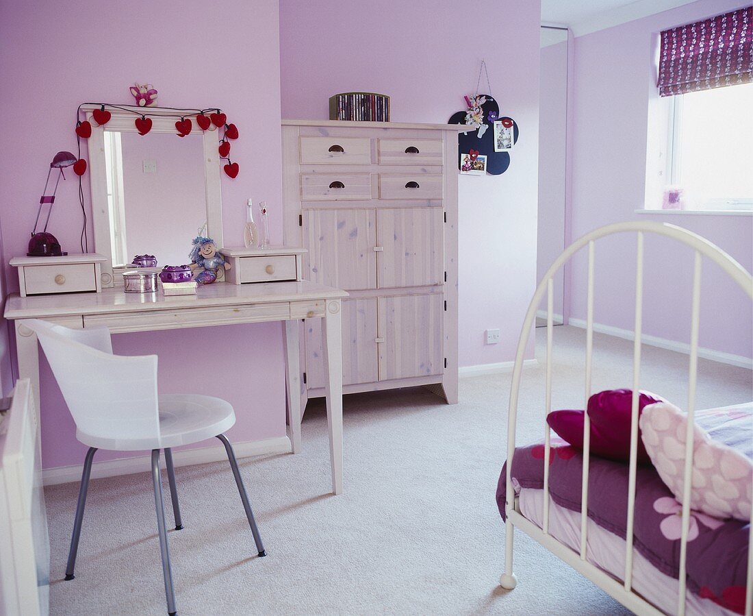 Teenager Schlafzimmer in Rosa mit Frisiertisch