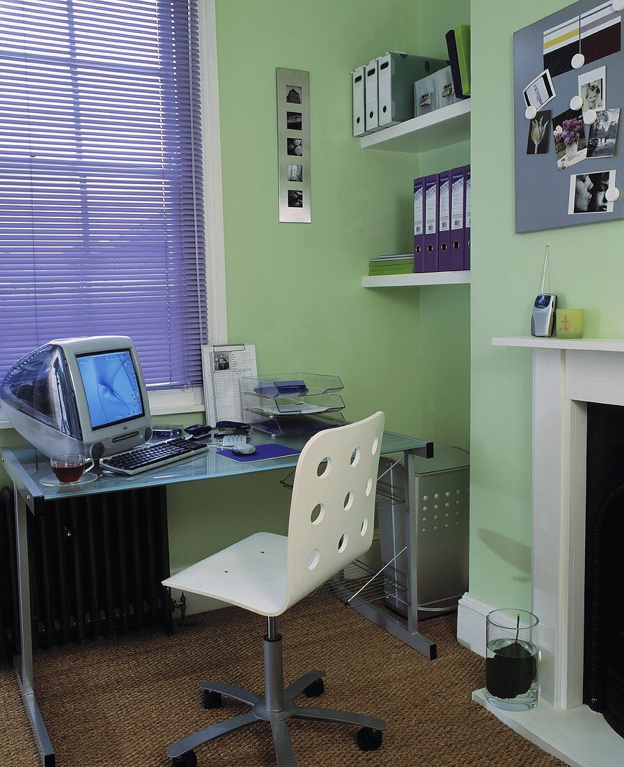 Modernes Home Office im hellgrün gestrichenen Raum