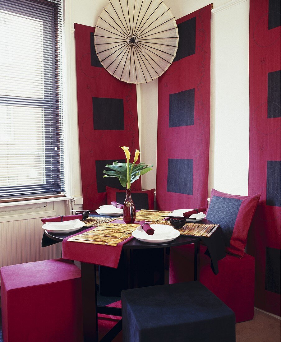 Zimmerecke mit rotem Wandbehang Tisch mit Hocker in japanischen Stil