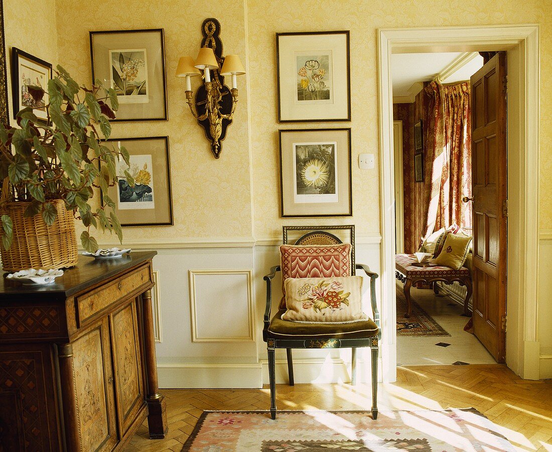 Antiker Stuhl mit Kissen neben offener Zimmertür