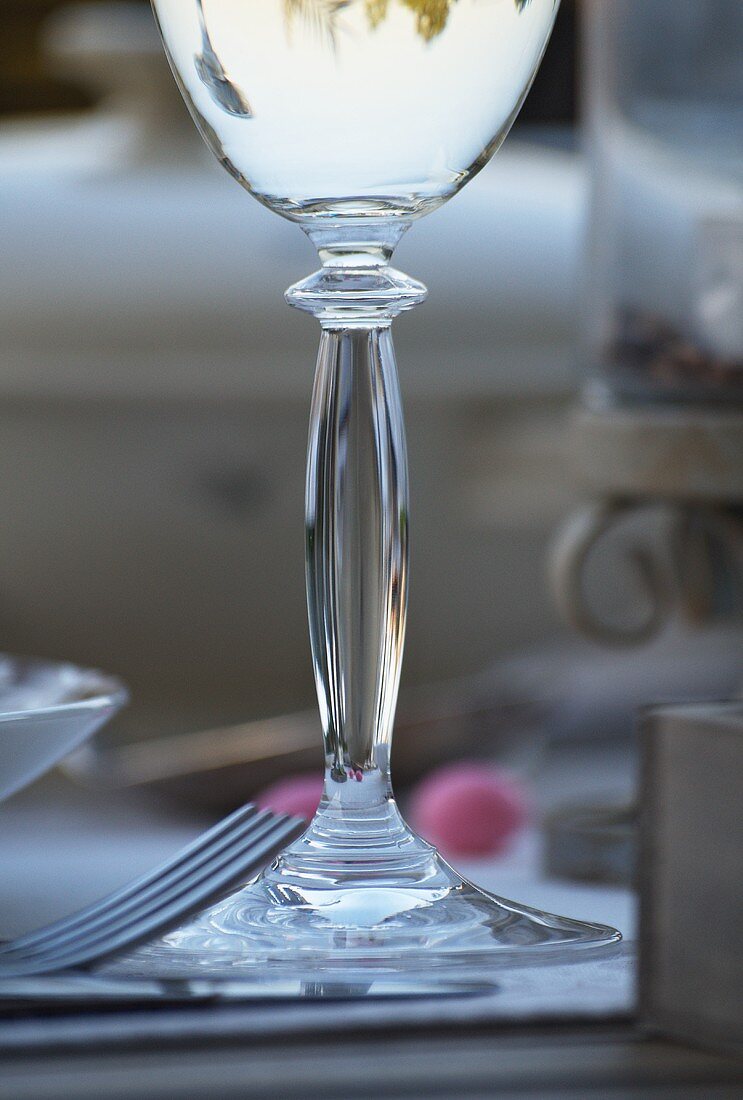 Weinglas auf gedecktem Tisch (Nahaufnahme)