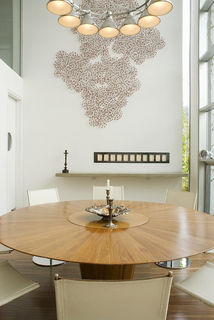 Runder Designer Tisch aus Holz im modernen Wohnraum