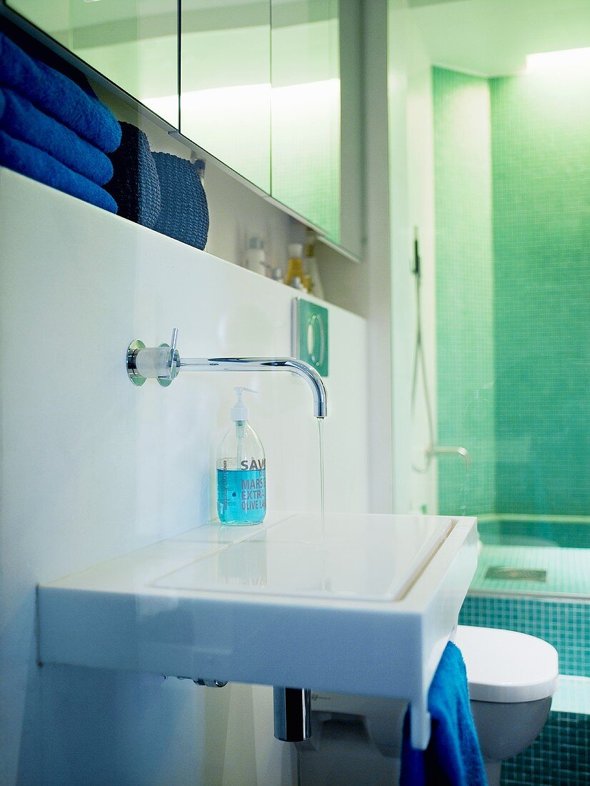 Designer Waschbecken mit interessantem Wasserablauf