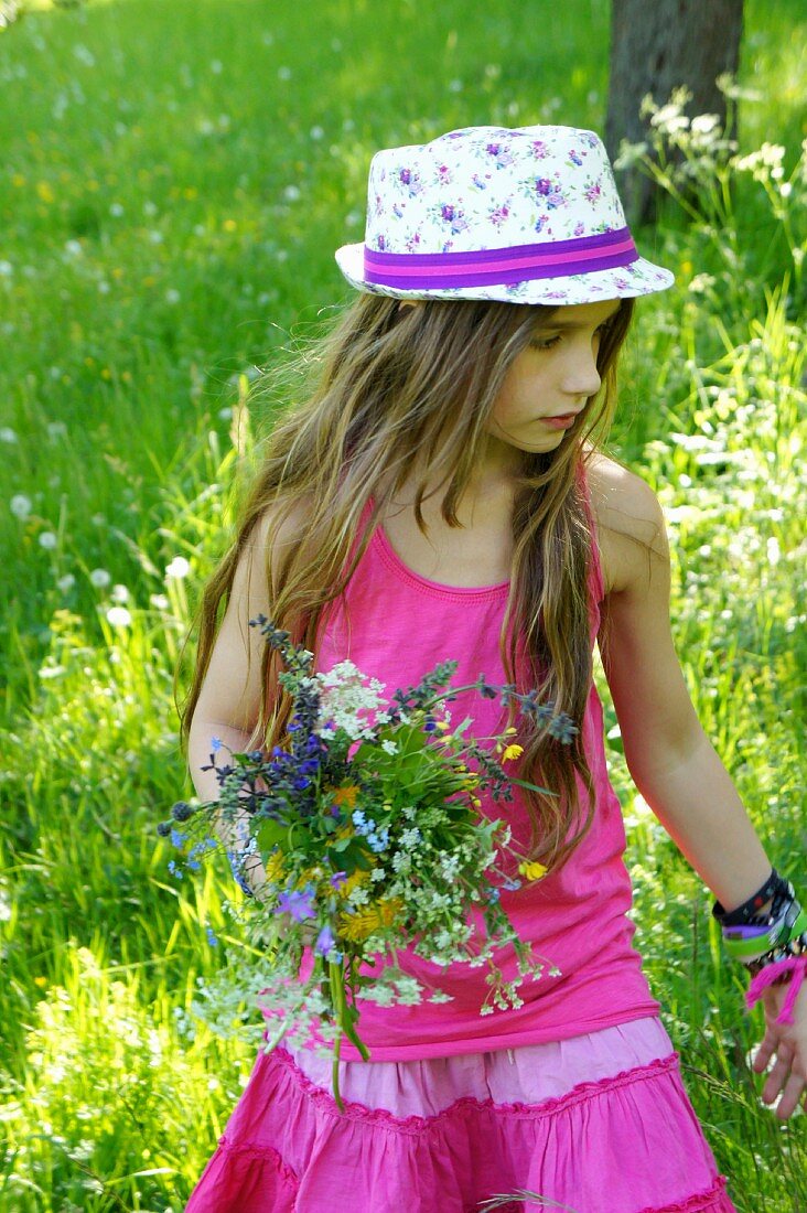 Mädchen mit Wiesenblumenstrauss