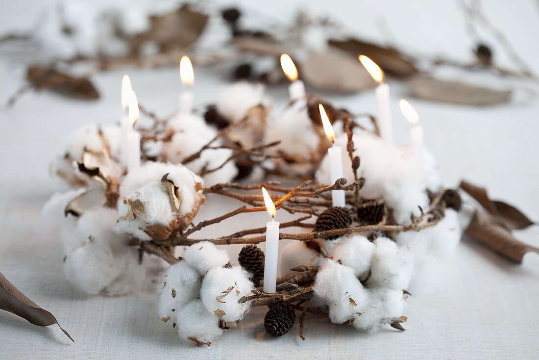 Winterlicher Kranz aus Baumwolle, Zapfen mit Kerzen