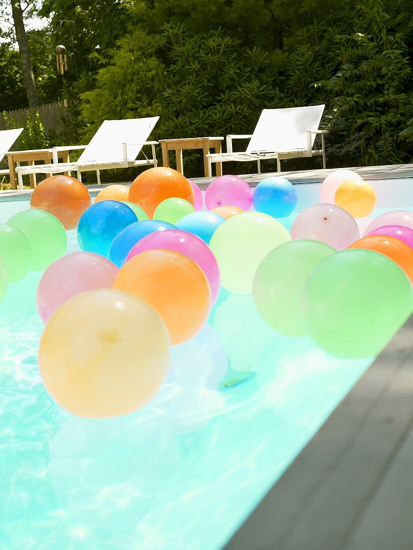 Luftballons im Swimmingpool