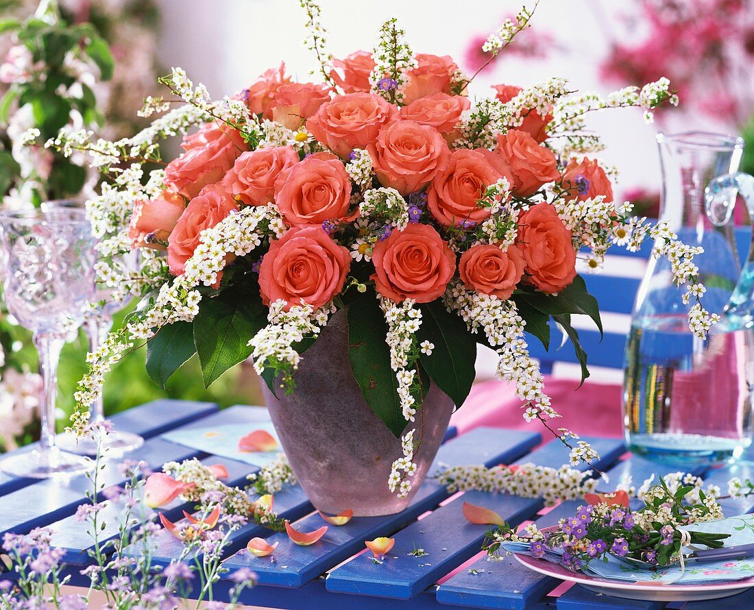 Blumenstrauss aus Rosen und Spireazweigen als Tischdeko