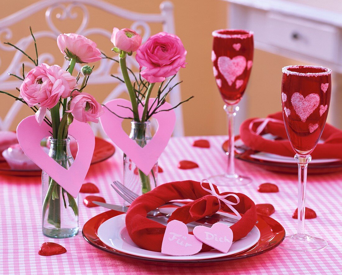Tischdeko mit rosa Ranunkeln und Herzen zum Valentinstag