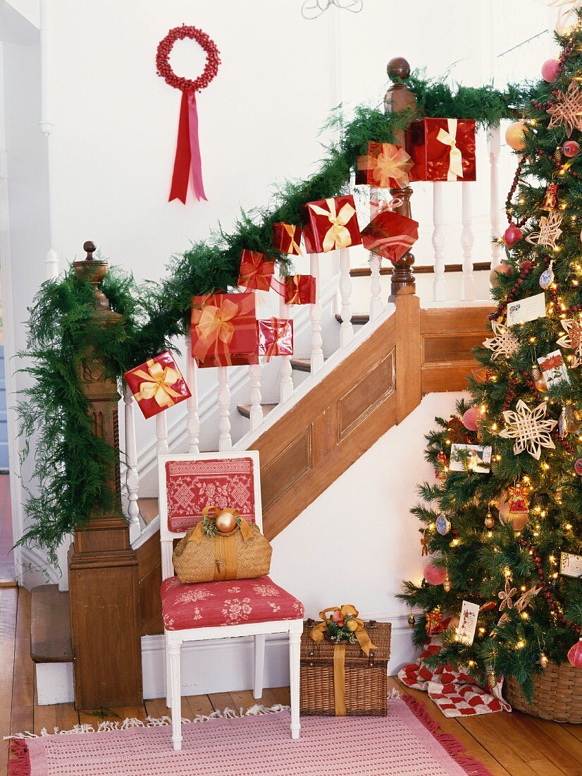 Weihnachtlich dekorierte Treppe und Christbaum