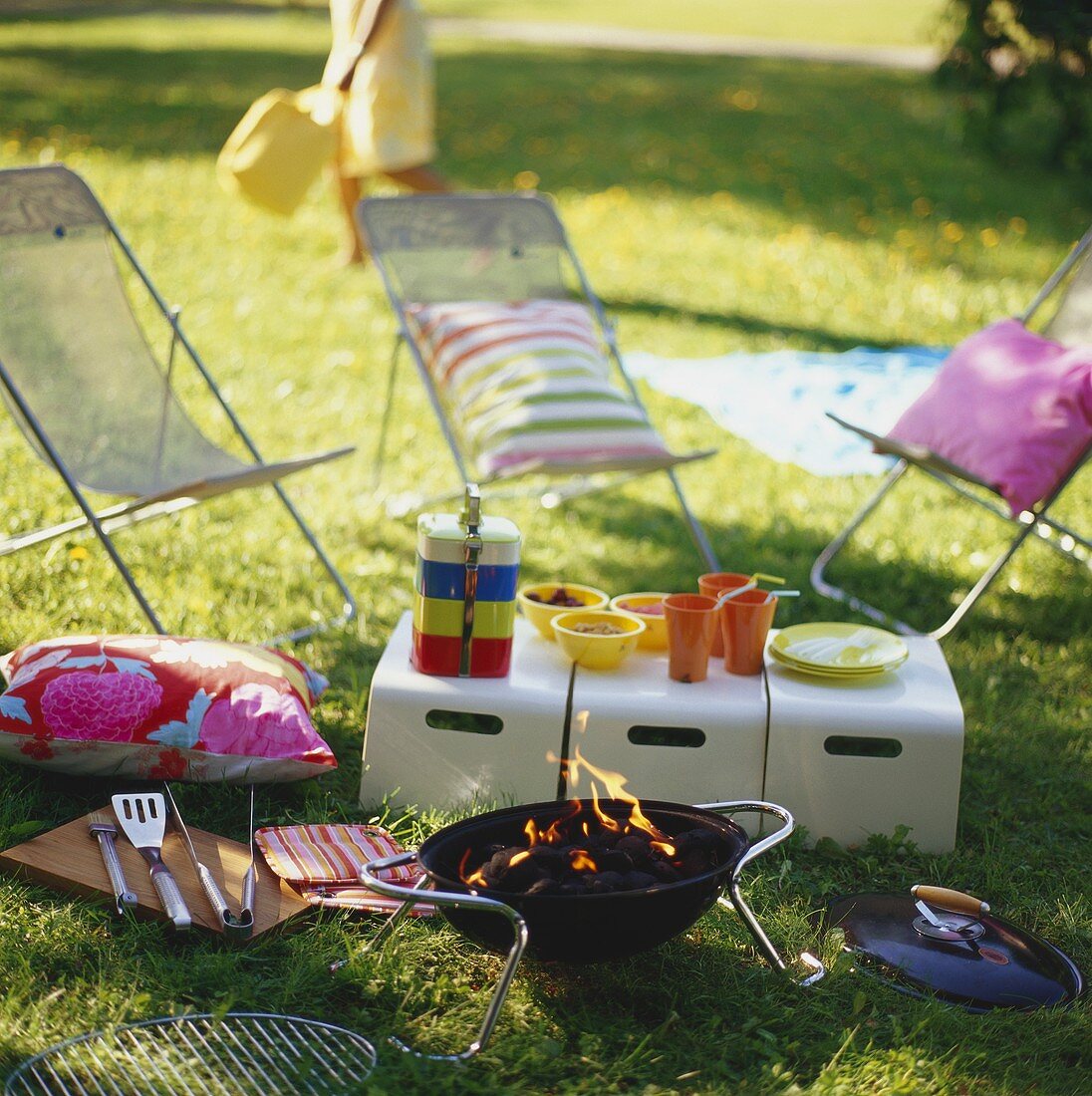 Sommerliches Picknick mit Grill im Freien