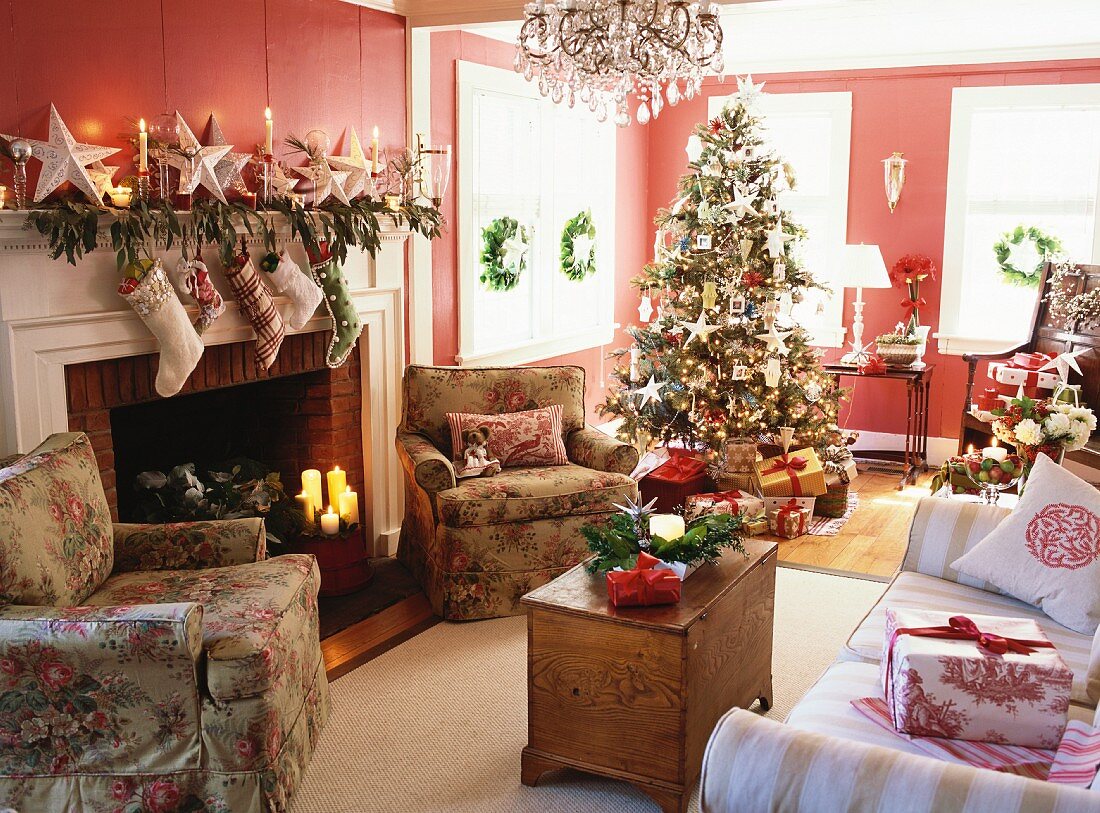 Weihnachtliche Dekoration im Wohnzimmer – Bild kaufen – 12596239 ❘  living4media