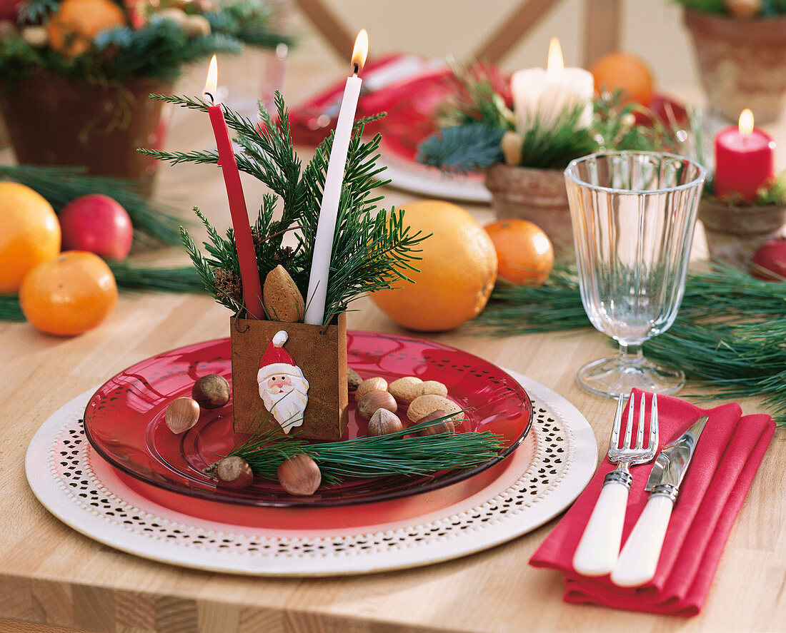 Gedeckter Tisch mit Adventsgesteck