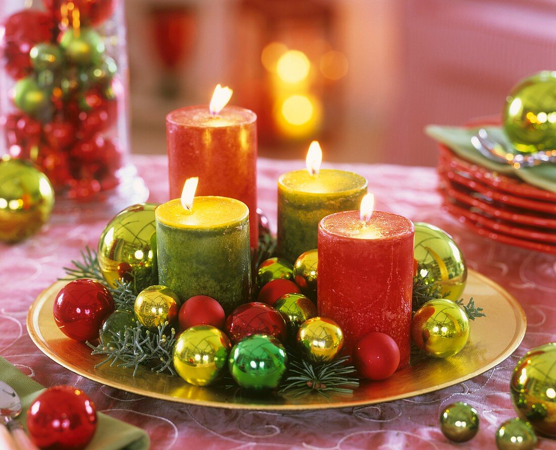 Adventskranz mit Kerzen und Weihnachtsbaumkugeln
