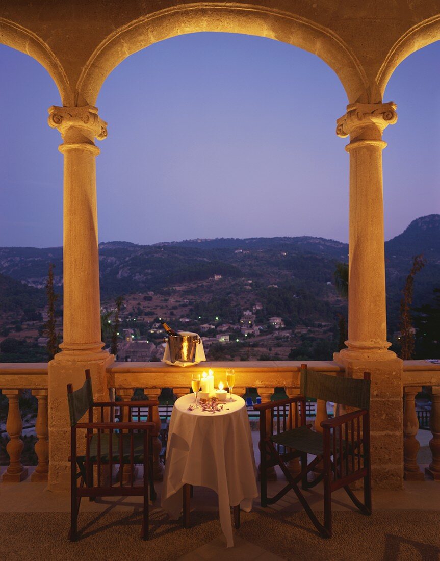Champagner bei Kerzenschein auf der Veranda eines Restaurants