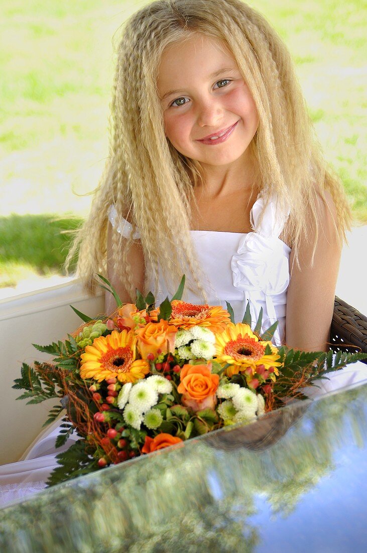 Blondes Mädchen mit Blumenstrauss