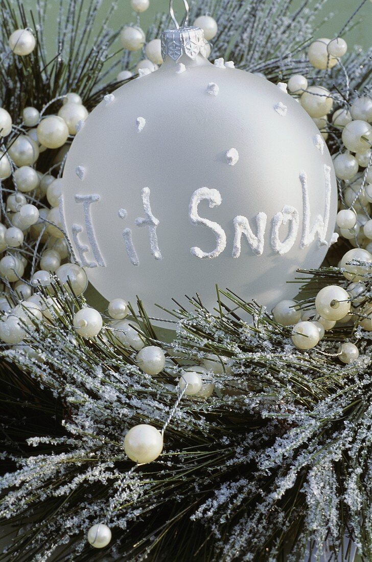 Winter-Gesteck, Weihnachtskugel mit Aufschrift: Let it snow