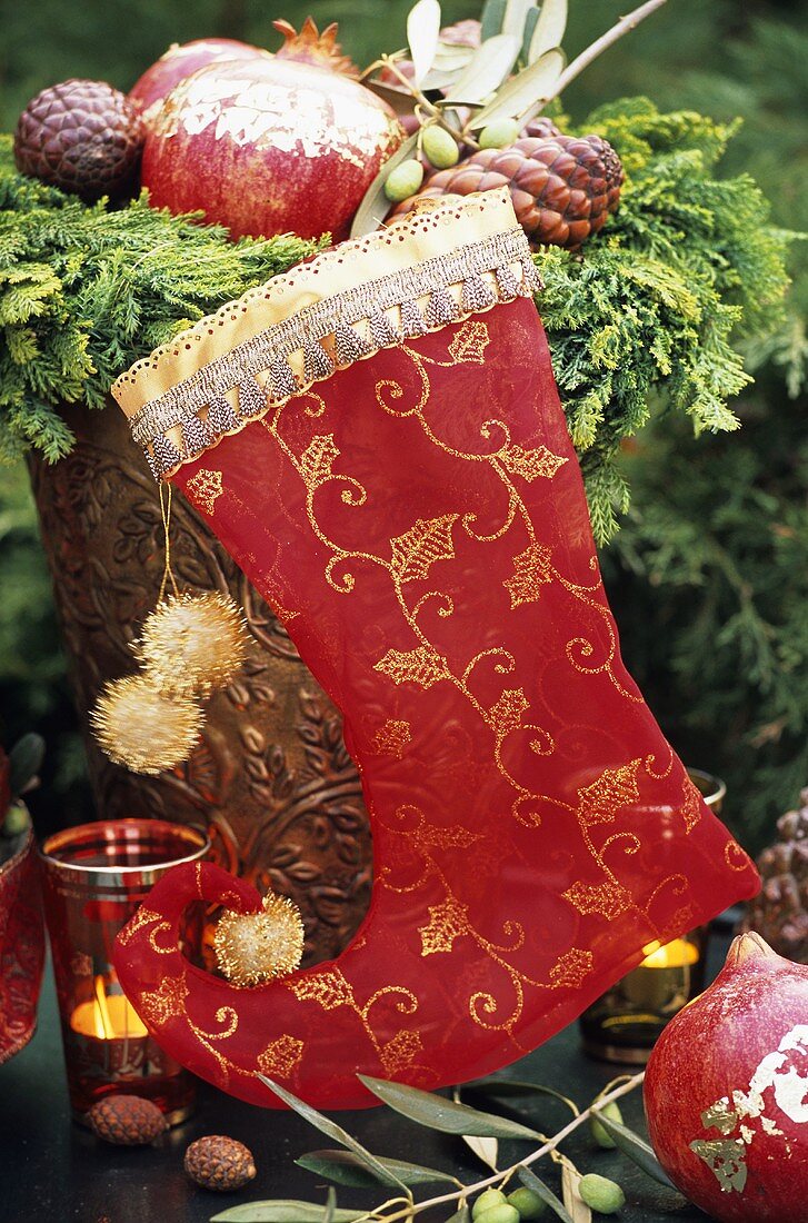 Weihnachtsdeko mit Gesteck, Stiefel und Windlicht