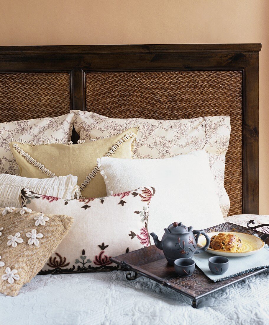 Tea tray with yeast cake on a bed