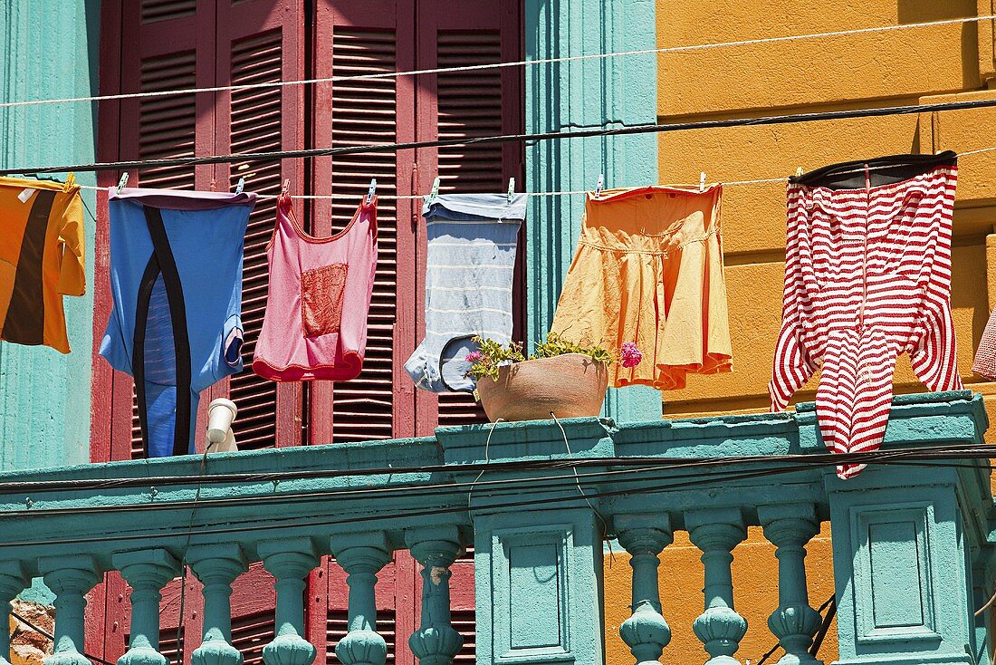 Wäsche hängt vor Haus in Caminito, La Boca, Buenos Aires, Argentinien
