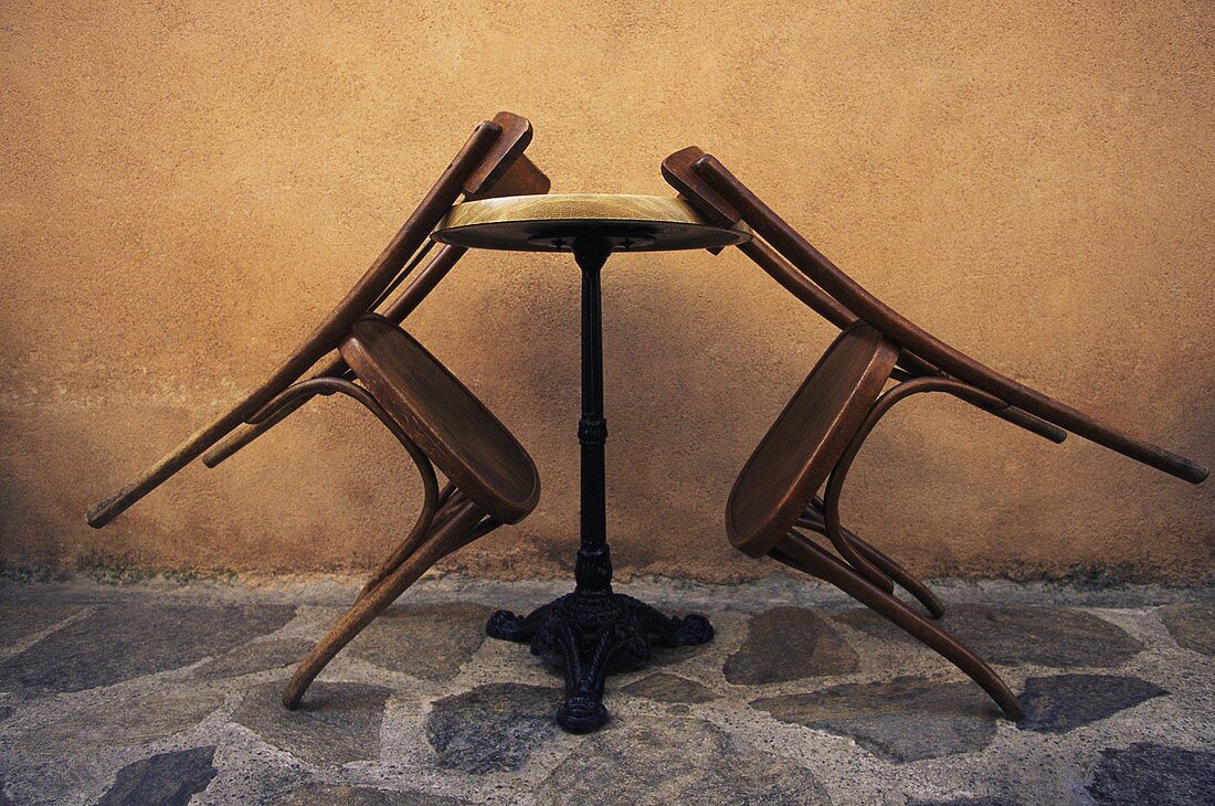 Tisch mit angelehnten Holzstühlen