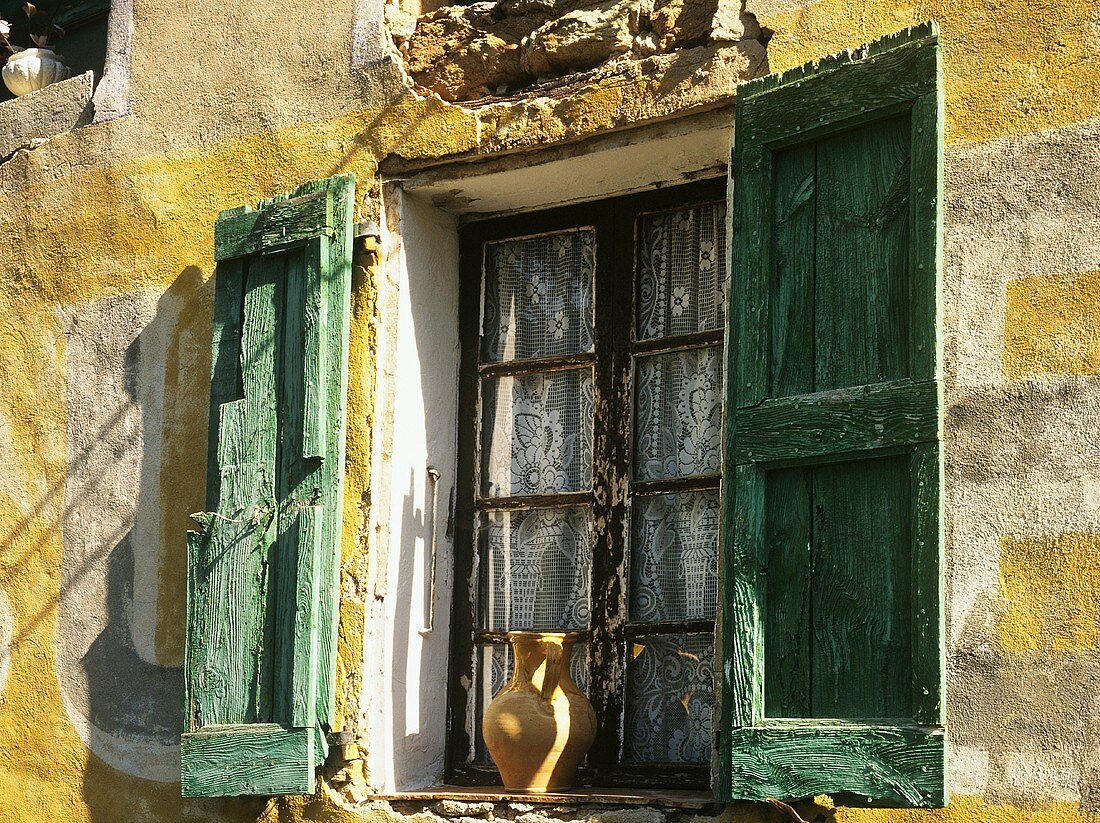 Altes Fenster mit Fensterläden Bild kaufen 918871