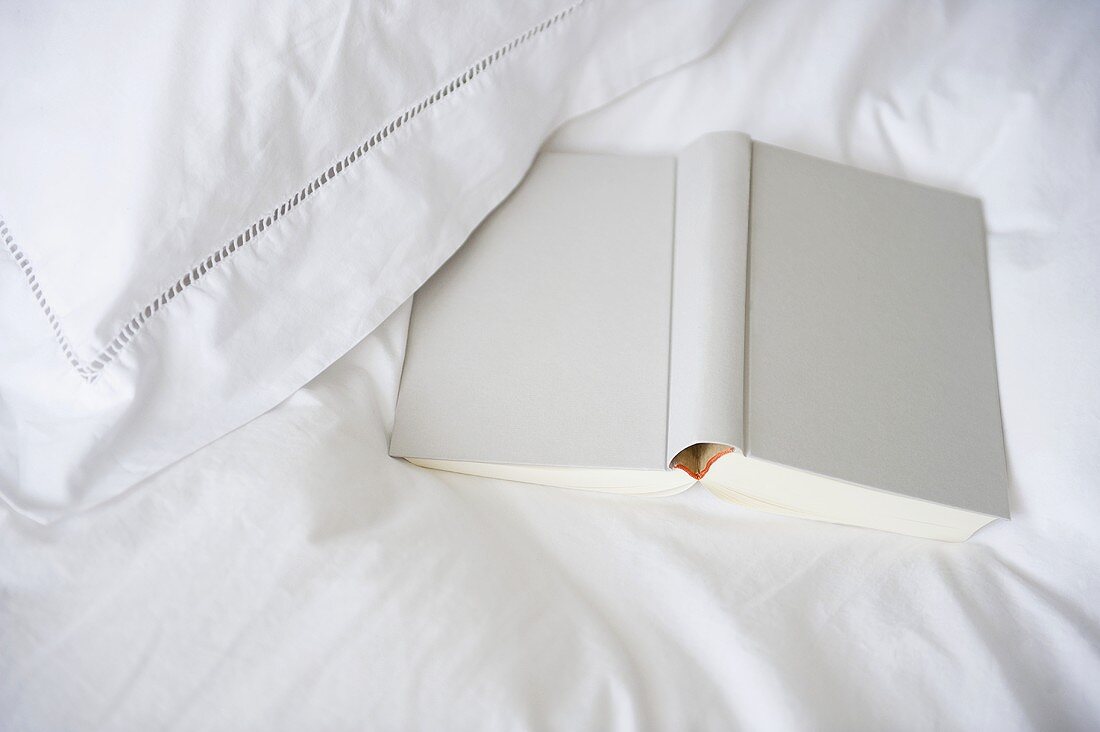 Buch auf einem Bett