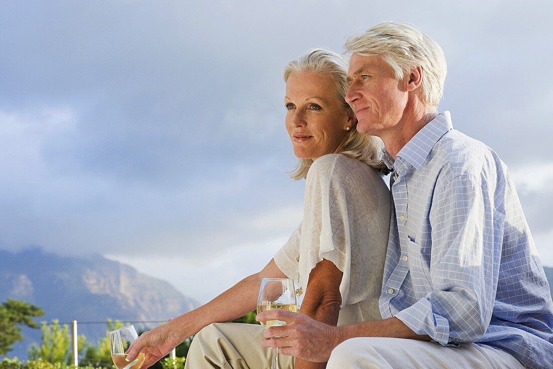 Ehepaar mittleren Alters bei Entspannung im Freien