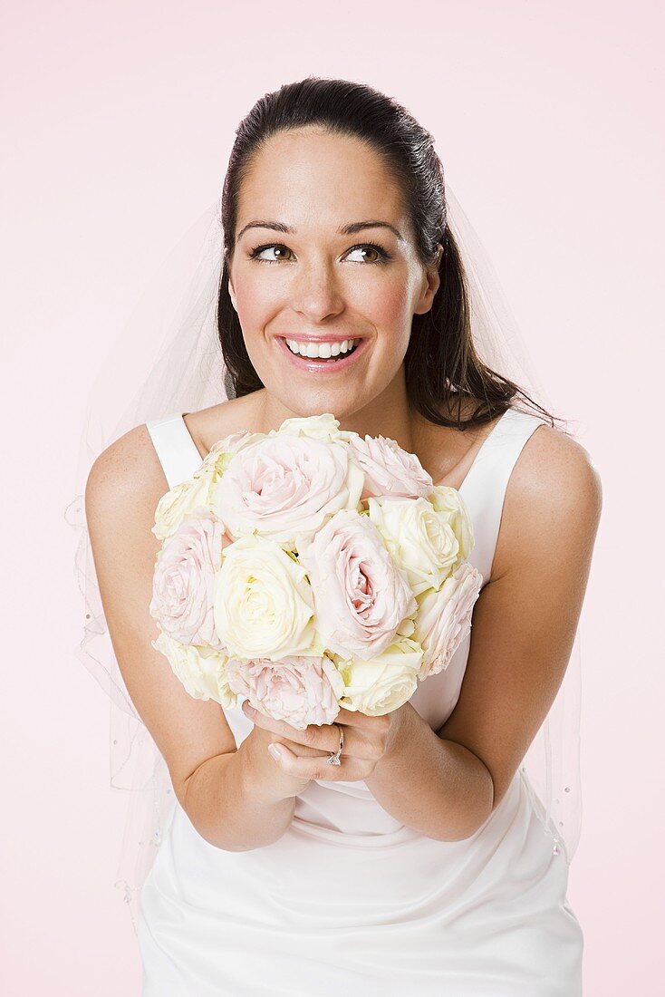 Braut mit einem Blumenstrauß