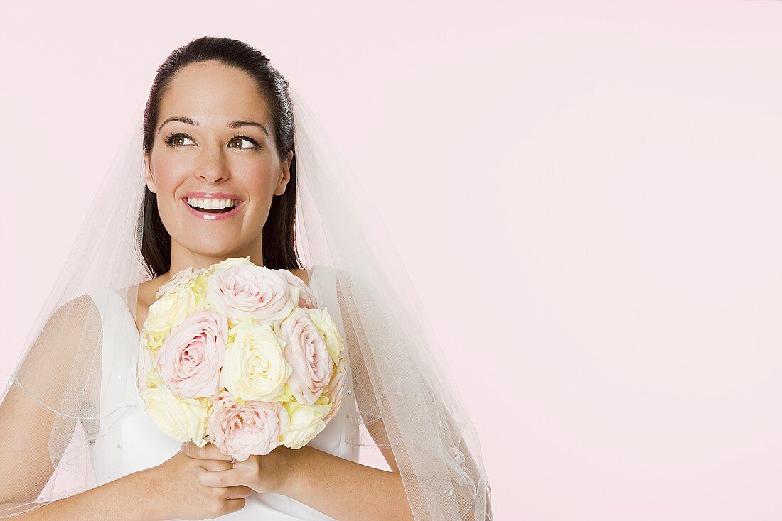 Lächelnde Braut mit einem Blumenstrauß