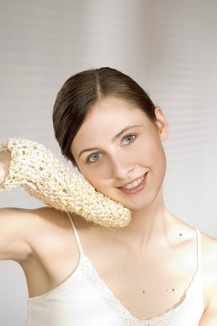 Junge Frau mit Sisal-Handschuh