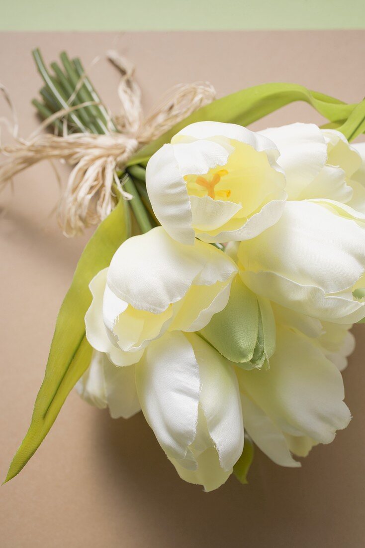 Ein Strauss weiße Tulpen