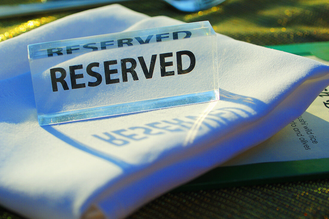 Reserviert-Schild auf einer Tischdecke im Freien