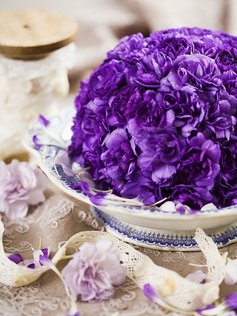 Violette Blumendekoration