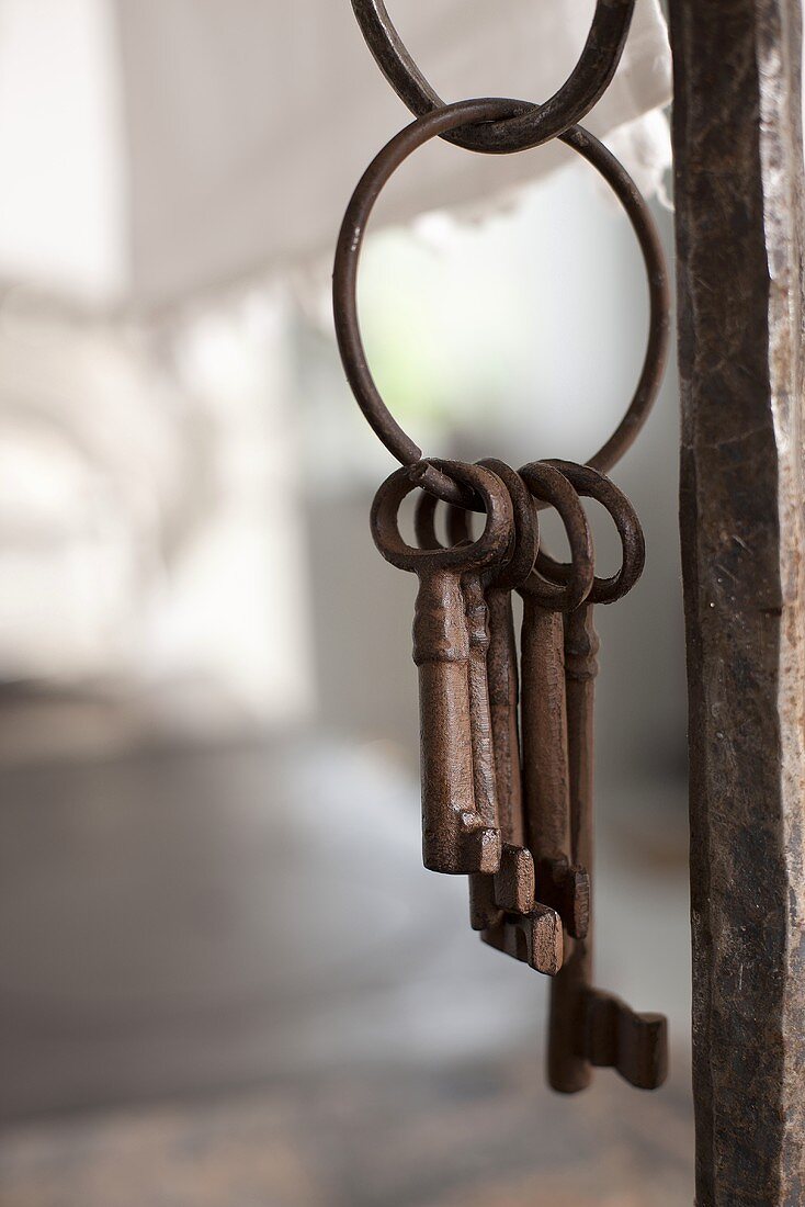 Schlüsselbund mit alten rostigen Schlüsseln