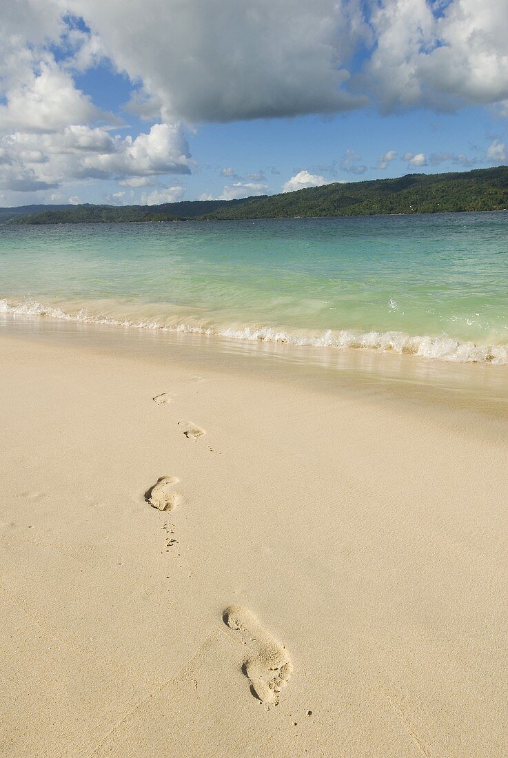 Fussspuren im Sand am Meer