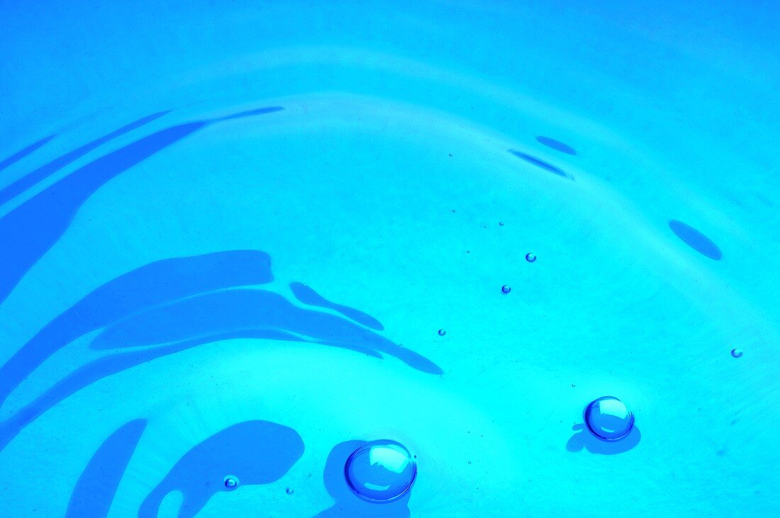 Blaues Wasser mit Luftblasen