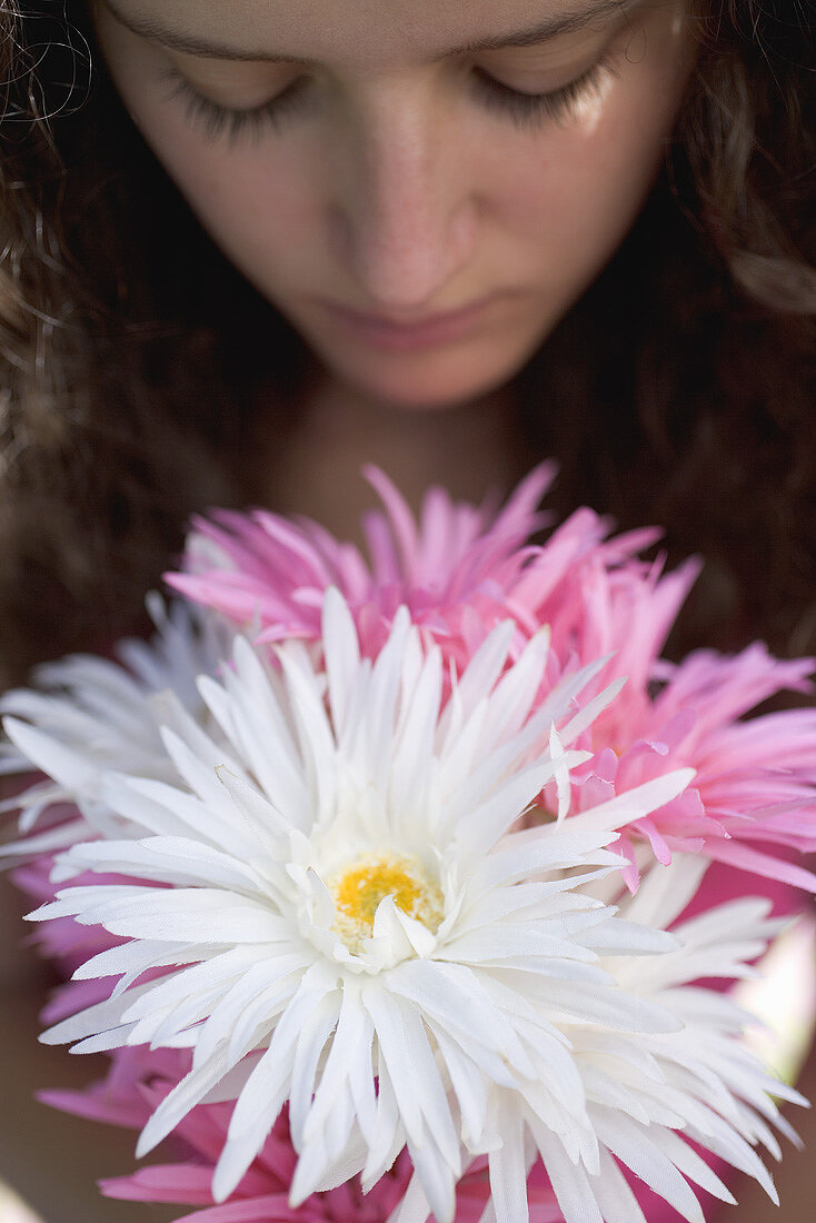 Junge Frau mit sommerlichem Blumenstrauss