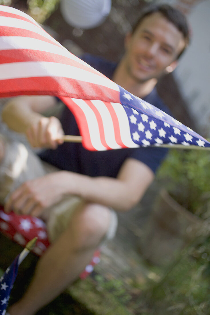 Mann schwenkt USA-Flagge am 4th of July