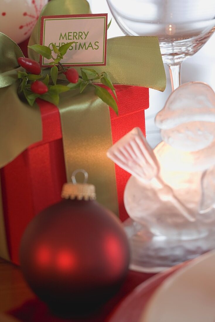 Weihnachtsgeschenk, Christbaumkugel und Schneemann aus Glas