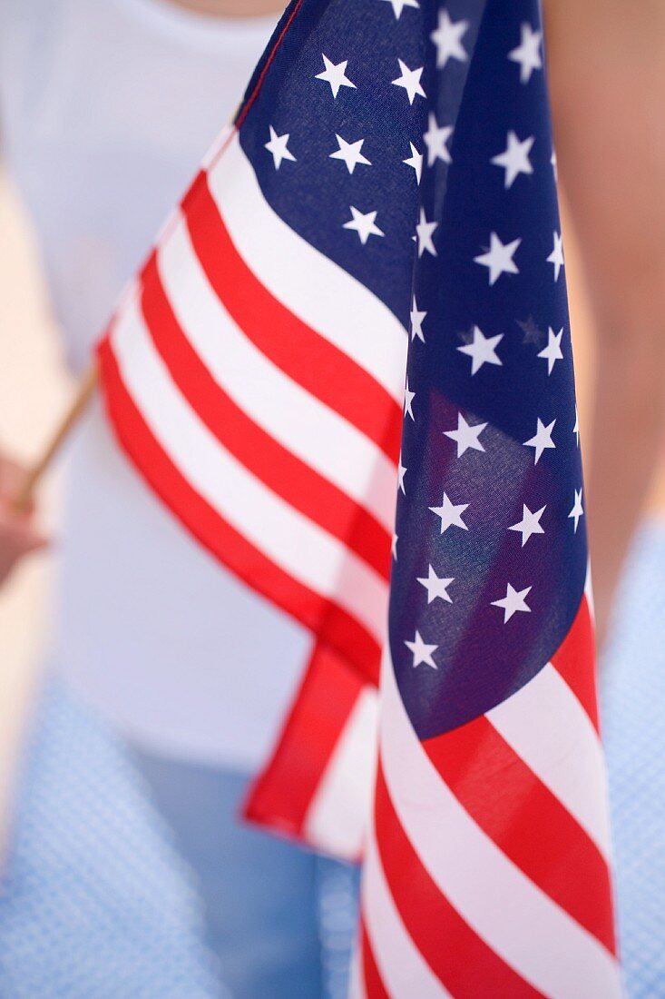 Frau hält USA-Flagge (4th of July, USA)