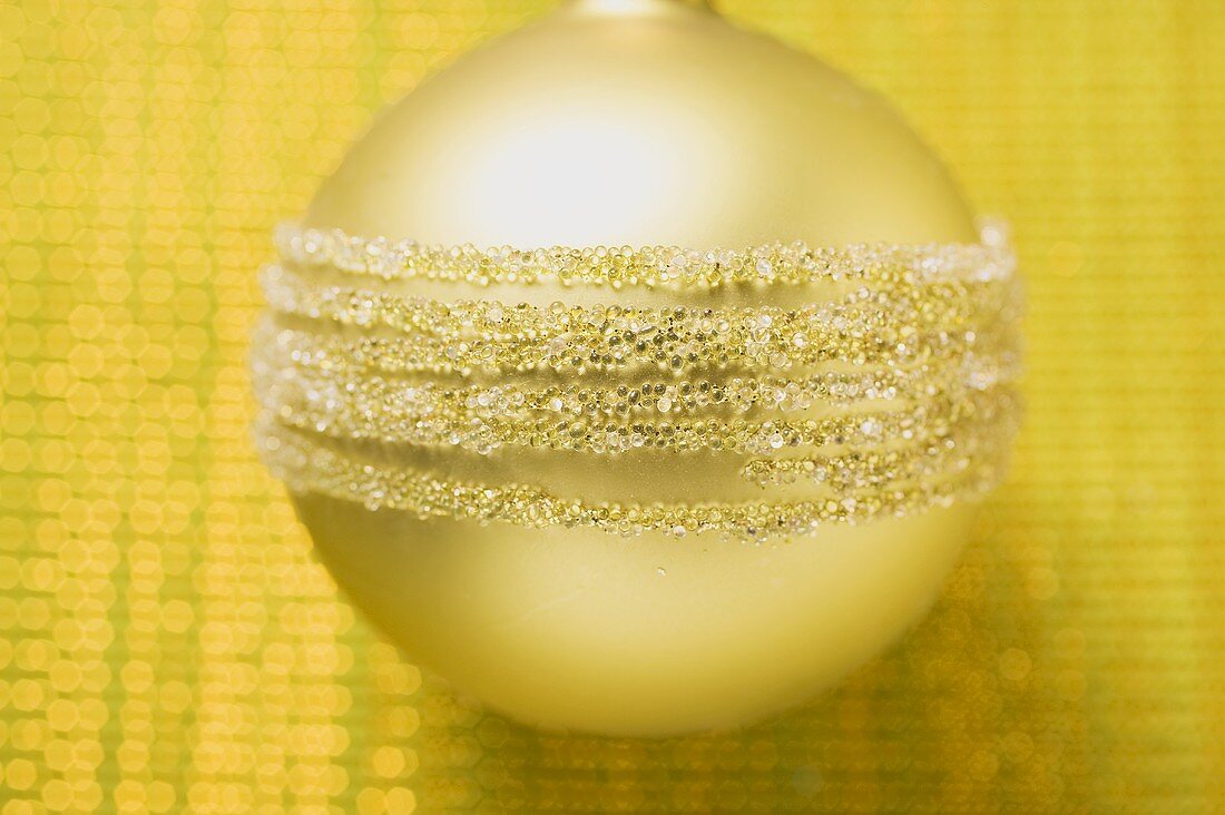 Gold Christmas tree bauble (close-up)